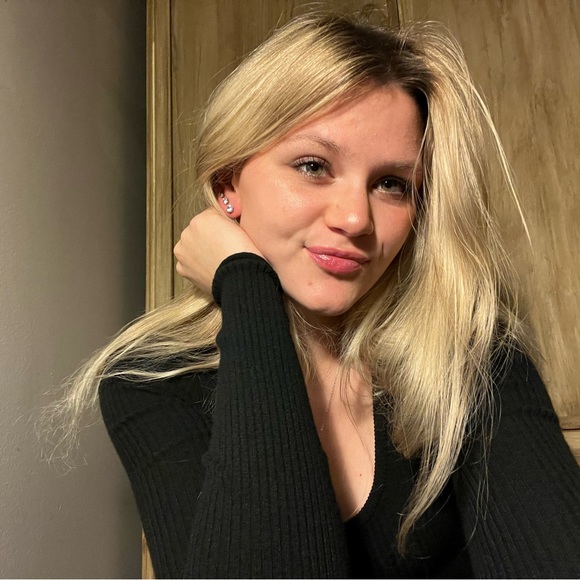 Meet your Posher, Alyssa - Picture 1 of 1